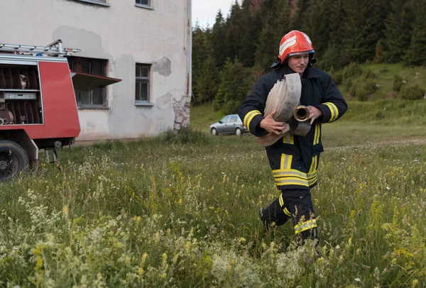 Grupa Strażaków Stoi Pewnie Dobrze Wykonanej Akcji Ratunkowej Strażacy Gotowi — Zdjęcie stockowe