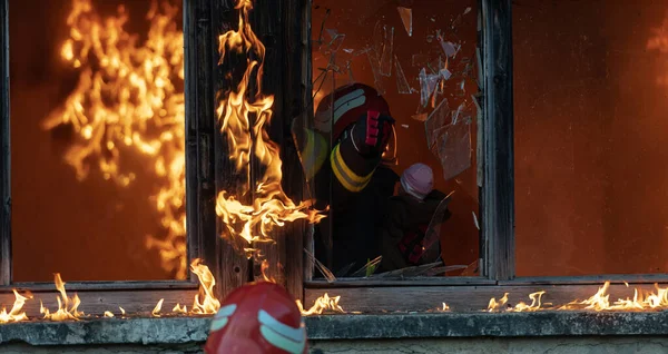 Tűzoltó Hős Kislányt Visz Égő Épületből Tűzesetből Mentsd Meg Embereket — Stock Fotó