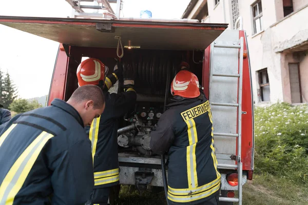 Grupp Brandmän Står Självsäkra Efter Väl Genomförd Räddningsoperation Brandmän Redo — Stockfoto