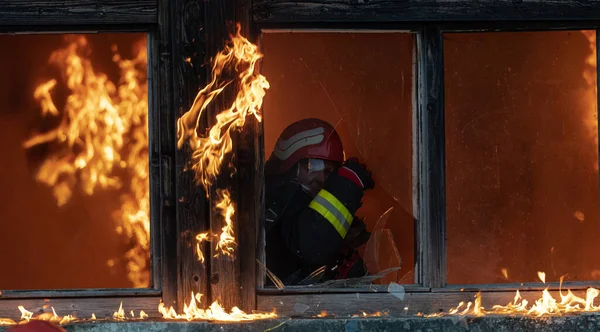 Пожарный Герой Выносил Девочку Горящего Здания После Пожара Спасать Людей — стоковое фото