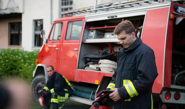 Brandweerman Met Uniform Helm Staan Voor Elektrische Draad Een Dak — Stockfoto