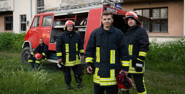 Grupa Strażaków Stoi Pewnie Dobrze Wykonanej Akcji Ratunkowej Strażacy Gotowi — Zdjęcie stockowe