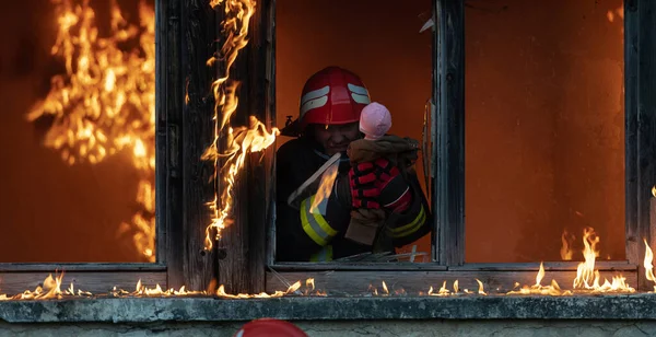 Герой Пожежників Який Виносить Дівчинку Палаючої Будівлі Пожежі Врятувати Людей — стокове фото
