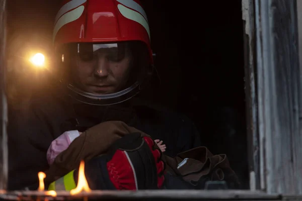 消防员英雄带着女婴从失火的建筑区域出来 把人从危险的地方救出来团队合作高质量的照片 — 图库照片