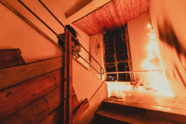 Bravo Bombero Desciende Por Las Escaleras Edificio Llamas Sostiene Una —  Fotos de Stock