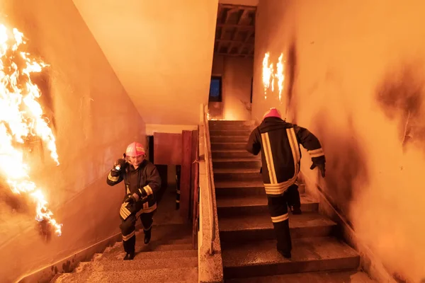 Brave Fireman Going Upstairs Rescue People Burning Building Open Fire — Stock Photo, Image