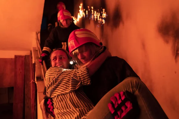 Mutiger Feuerwehrmann Steigt Treppe Eines Brennenden Gebäudes Hinunter Und Hält — Stockfoto