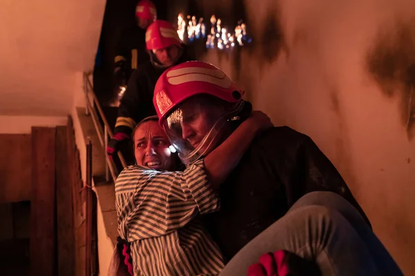 Bravo Bombeiro Desce Escadas Edifício Chamas Detém Menina Salva Seus — Fotografia de Stock