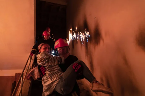 Bátor Tűzoltó Leereszkedik Egy Égő Épület Lépcsőin Karjaiban Tartja Megmentett — Stock Fotó
