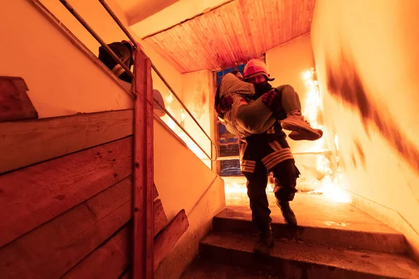 Bravo Bombero Desciende Por Las Escaleras Edificio Llamas Sostiene Una —  Fotos de Stock