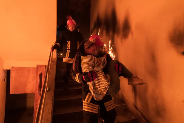 Cesur Tfaiyeci Yanan Binanın Merdivenlerinden Ndi Kurtarılmış Kızı Kollarında Tuttu — Stok fotoğraf