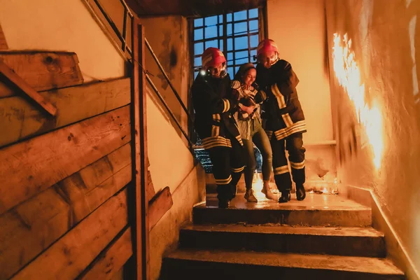 Pompier Courageux Descend Les Escaliers Immeuble Flammes Tient Une Fille — Photo