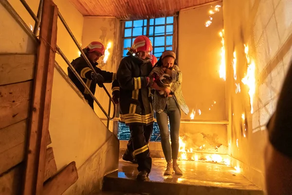 Bravo Bombero Desciende Por Las Escaleras Edificio Llamas Sostiene Una —  Fotos de Stock