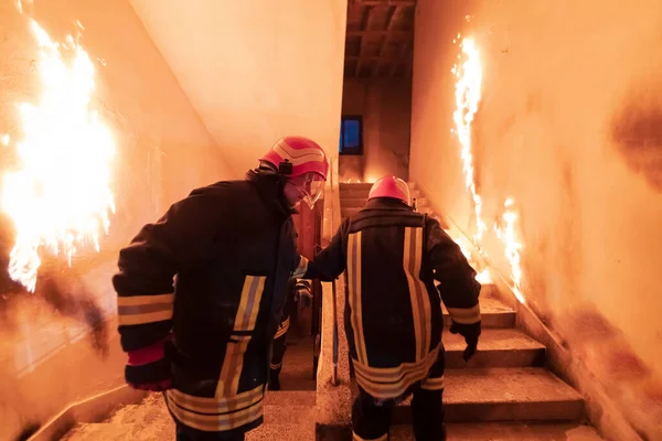 Brave Pompier Qui Monte Sauver Secourir Des Gens Dans Immeuble — Photo