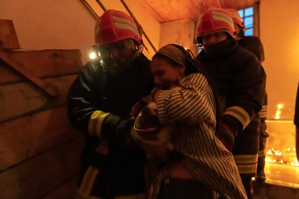 Bravo Bombero Desciende Por Las Escaleras Edificio Llamas Sostiene Una —  Fotos de Stock