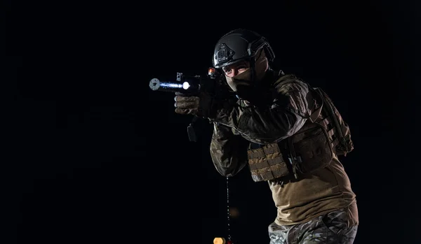 戦闘中の陸軍兵士雨の夜に危険な任務に行くアサルトライフル プレートキャリアと戦闘ヘルメットと制服 高品質の写真 — ストック写真