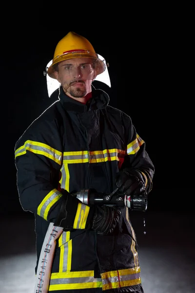 Brandweerman Bij Brandbestrijding Portret Van Een Heldhaftige Brandweerman Een Beschermend — Stockfoto