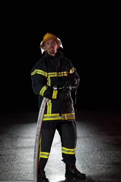 Винищувач Під Час Пожежної Операції Портрет Героїчного Пожежника Захисному Костюмі — стокове фото