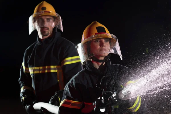 Bombeiros Usando Uma Mangueira Água Para Eliminar Perigo Incêndio Equipe — Fotografia de Stock