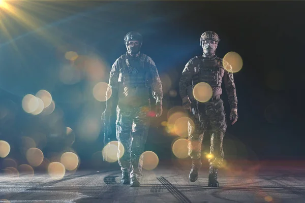Сильно Озброєні Солдати Спецназу Повному Захисному Військовому Обладнанні Автентичними Штурмовими — стокове фото
