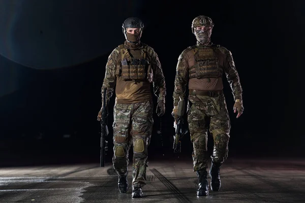 Soldados Las Fuerzas Especiales Fuertemente Armados Con Equipo Militar Protección — Foto de Stock
