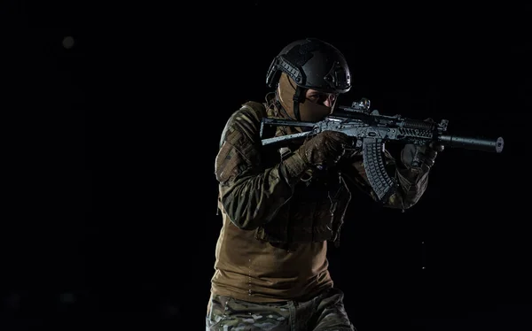 Soldado Exército Uniformes Combate Com Rifle Assalto Porta Pratos Capacete — Fotografia de Stock