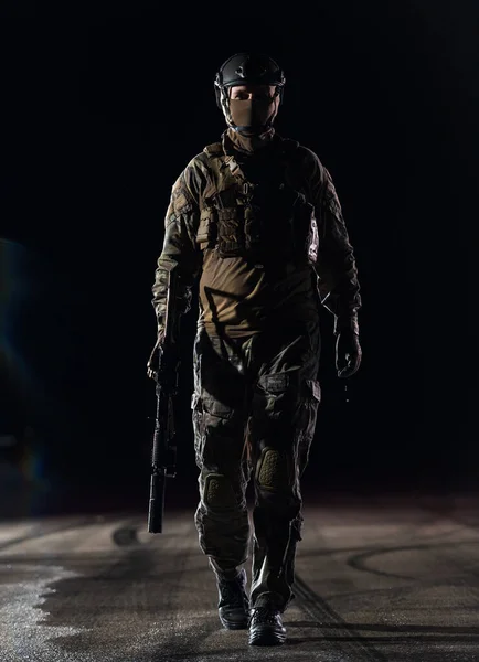 연합의 군인들 라이플 플레이트 전투용 헬멧을 착용하고 비오는 임무를 수행하고 — 스톡 사진