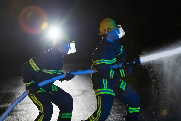 Los Bomberos Usan Una Manguera Agua Para Eliminar Peligro Incendio — Foto de Stock