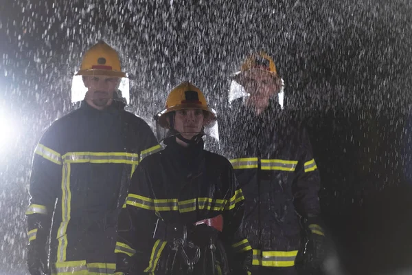 Portret Van Een Groep Brandweerlieden Die Moedig Optimistisch Staan Lopen — Stockfoto