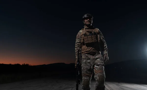 Soldat Armée Uniforme Combat Avec Fusil Assaut Porte Plaque Casque — Photo