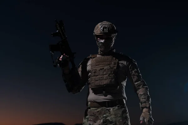Soldado Del Ejército Uniformes Combate Con Rifle Asalto Portaplatos Casco — Foto de Stock