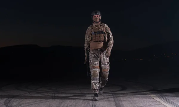 Żołnierz Armii Mundurach Bojowych Karabinem Szturmowym Nosicielem Talerzy Hełmem Bojowym — Zdjęcie stockowe