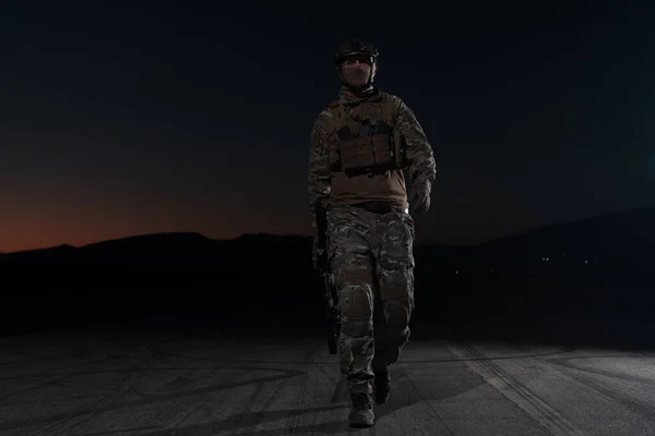 Army Soldier Combat Uniforms Assault Rifle Plate Carrier Combat Helmet — Stock Photo, Image