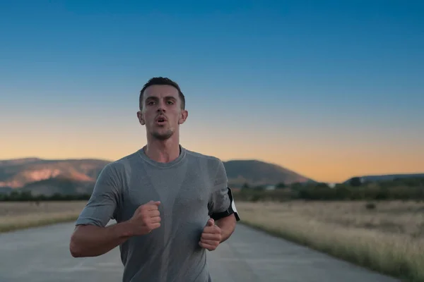 Hombre Atractivo Forma Corriendo Rápido Largo Carretera Del Campo Luz — Foto de Stock