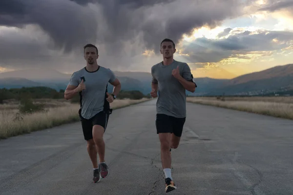 Junge Sportliche Männer Joggen Einem Sonnigen Morgen Der Stadt Hochwertiges — Stockfoto