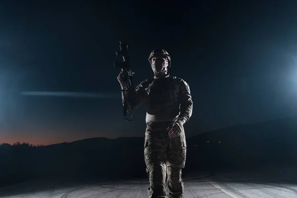 Soldato Dell Esercito Uniforme Combattimento Con Fucile Assalto Portatarga Casco — Foto Stock