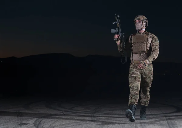 Soldado Del Ejército Uniformes Combate Con Rifle Asalto Portaplatos Casco —  Fotos de Stock
