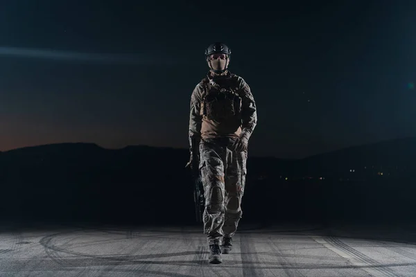 在一个雨夜 身穿战斗服 手持冲锋枪 板载和作战头盔的陆军士兵正在执行一项危险的任务 高质量的照片 — 图库照片
