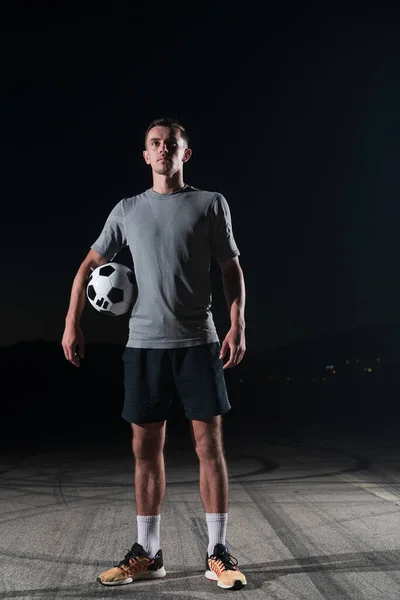 Portrait Jeune Footballeur Talentueux Dans Une Rue Jouant Avec Ballon — Photo