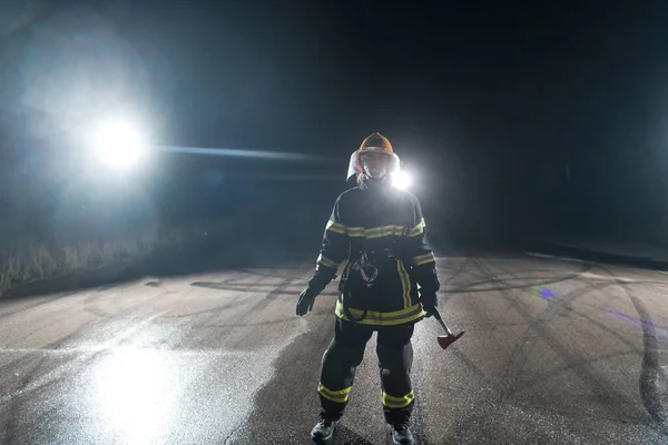 Портрет Жіночого Пожежника Стоїть Ходить Сміливим Оптимістичним Важкий Дощ Удача — стокове фото