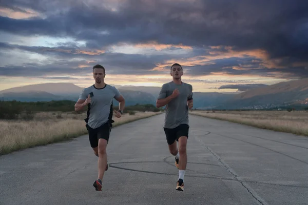 Genç Sporcu Adamlar Güneşli Bir Sabahta Şehirde Koşuyorlar Yüksek Kalite — Stok fotoğraf