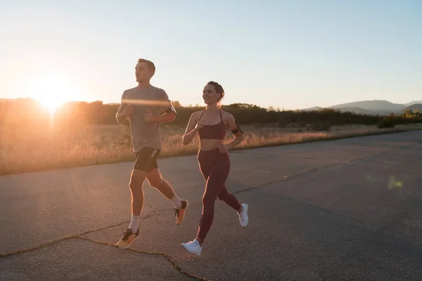 Pareja Joven Saludable Trotando Las Calles Ciudad Por Mañana Temprano — Foto de Stock