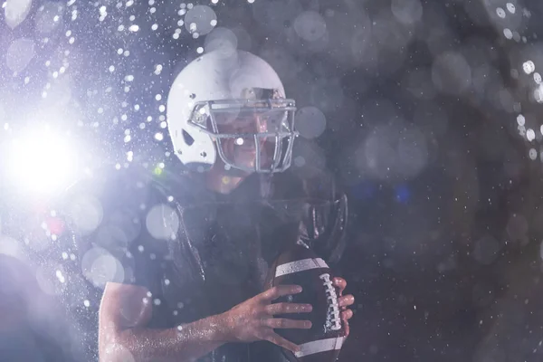 Atleta Futebol Americano Warrior Standing Field Segura Seu Capacete Pronto — Fotografia de Stock