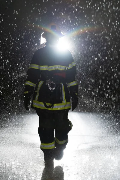 Portret Van Een Vrouwelijke Brandweerman Die Dapper Optimistisch Staat Loopt — Stockfoto