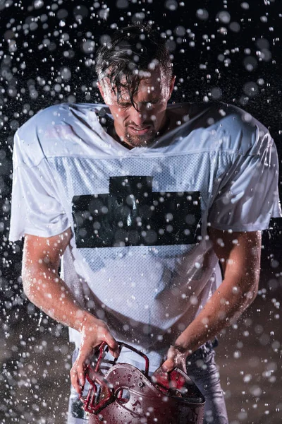 Atleta Futebol Americano Warrior Standing Field Segura Seu Capacete Pronto — Fotografia de Stock