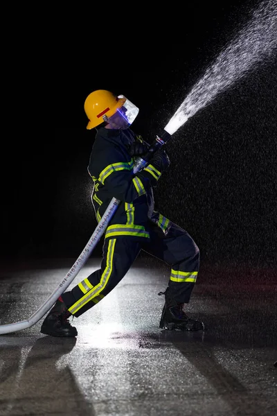 Vigile Del Fuoco Operazione Antincendio Ritratto Eroico Pompiere Tuta Protettiva — Foto Stock