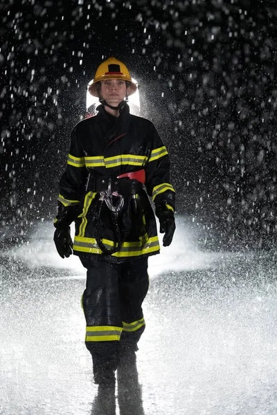 Портрет Жіночого Пожежника Стоїть Ходить Сміливим Оптимістичним Важкий Дощ Удача — стокове фото