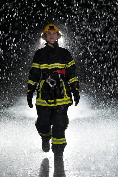 Ritratto Pompiere Donna Piedi Che Cammina Coraggioso Ottimista Pioggia Pesante — Foto Stock