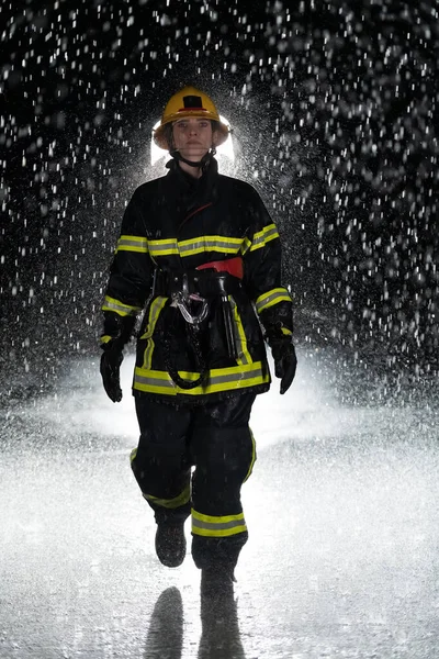 Retrato Uma Mulher Bombeira Andando Corajosa Otimista Chuva Pesada Boa — Fotografia de Stock