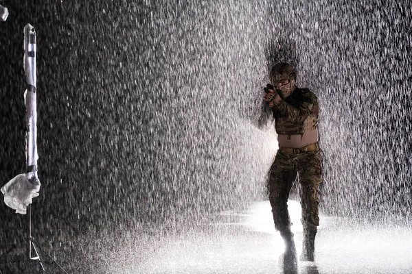 Żołnierz Armii Mundurach Bojowych Karabinem Szturmowym Nosicielem Talerzy Hełmem Bojowym — Zdjęcie stockowe
